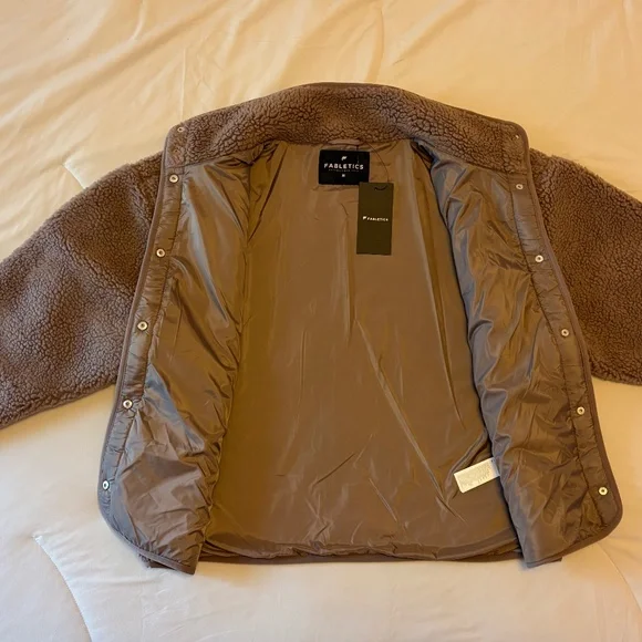 Fabletic’s Tahoe Teddy jacket Size M NWT - Picture 5 of 5